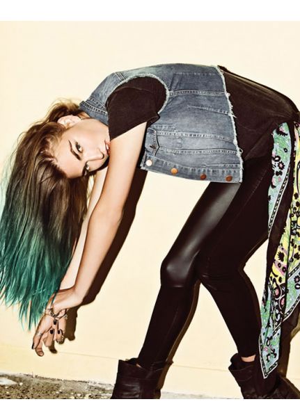 Brown hair with green/blue ombre... I may have to do this before I cut my hair short! Leather Tights, Michelle Phan, Estilo Hipster, Look Legging, Teal Hair, Estilo Indie, Look Rock, Jane Birkin, Cut My Hair