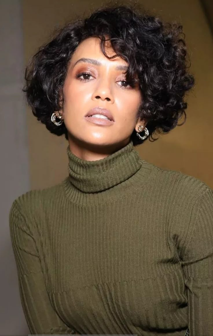 Cute Short Natural Hairstyles, Nice Short Haircuts, Short Wavy Haircuts, Short Natural Curly Hair, Grey Curly Hair, Bob Haircut Curly, Curly Hair Photos, Wavy Haircuts, Short Curly Haircuts