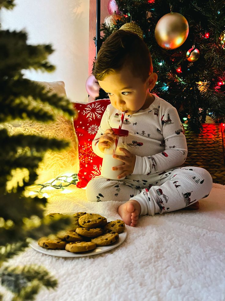 Christmas photo idea Christmas Tree Baby Photoshoot, Baby Baking Photoshoot Christmas, Toddler Christmas Pictures Ideas, Christmas Toddler Picture Ideas, 12 Days Of Christmas Photoshoot, 2nd Christmas Photos, Christmas Light Baby Pictures, Toddler Diy Christmas Pictures, Second Christmas Toddler