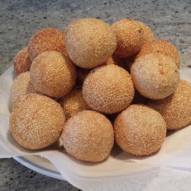 a bunch of bread balls sitting on top of a white paper towel in a bowl