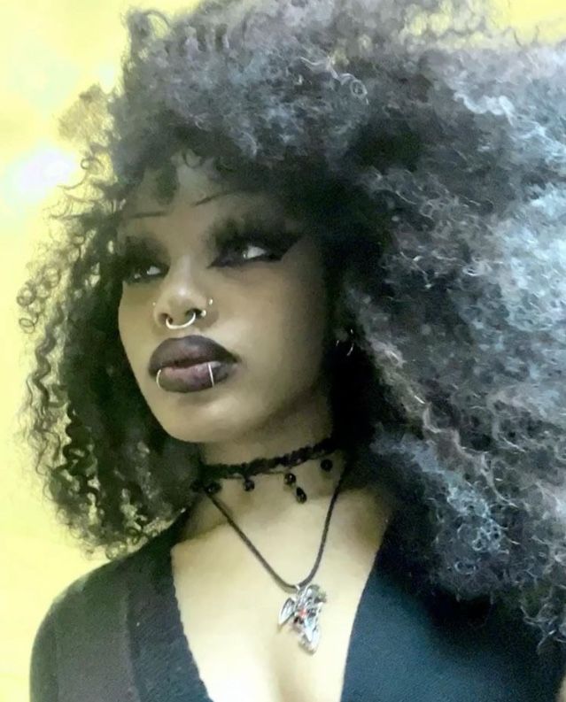 Black Goth Girl Makeup, Afro Goth Hairstyles, Black Goth Hairstyles, Black Goth Girl Aesthetic, Afro Goth Aesthetic, Goth Girl Makeup, Black Alt Girl, Black Emo Girl, Black Goth Makeup