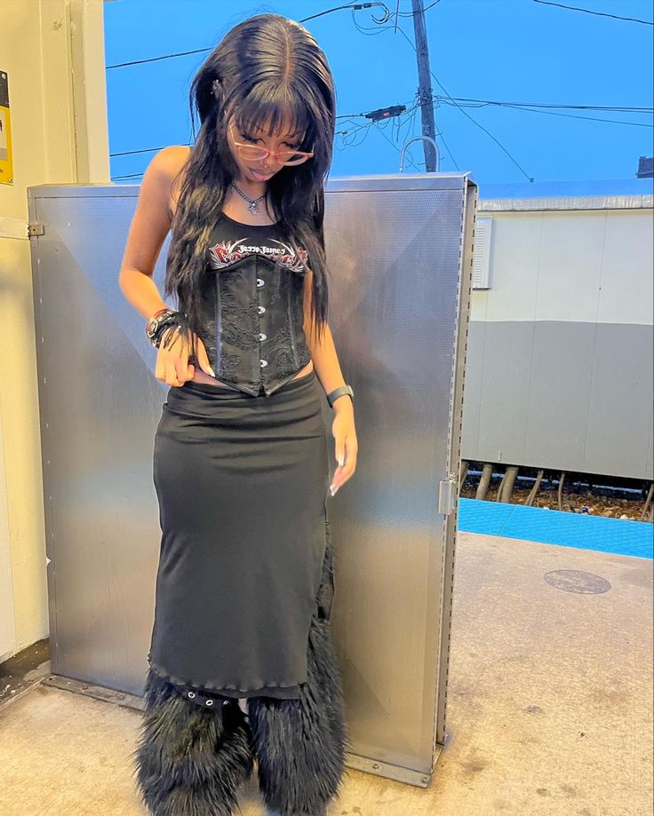 goth punk emo legwarmers long skirt fashion corset black woman black haid fang bangs Fang Bangs, Corset Alt, Long Black Skirt Outfit, Skirt Corset, Corset Outfits, Black Skirt Outfits, Fashion Corset, Corset Black, Long Skirt Fashion