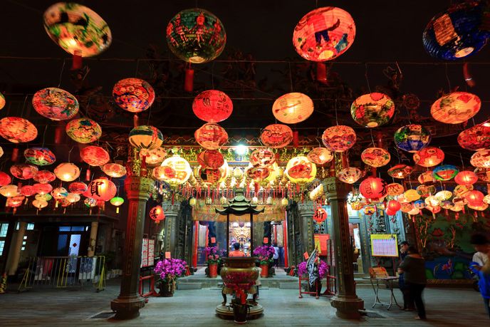 many colorful lanterns are hanging from the ceiling