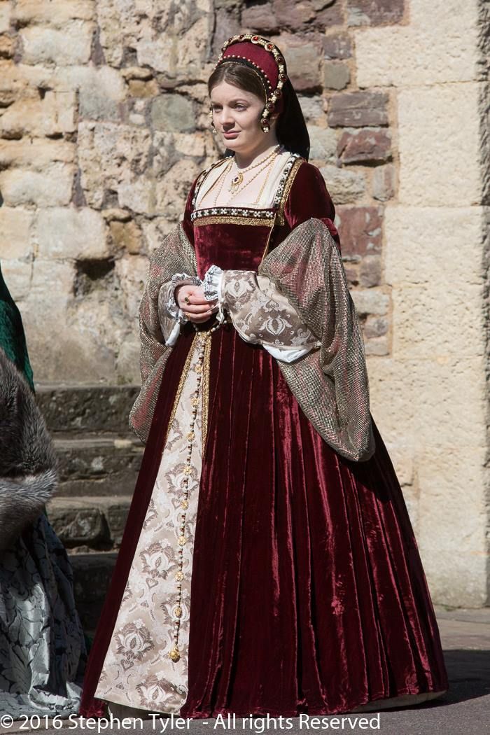 High Middle Ages Fashion, Old Century Dresses, 1400s Womens Fashion, 1600s Royal Fashion, 1400s Royal Fashion, 1500 Outfit Women, 1500 Royal Dresses, Elizabethan Era Dress, Red Tudor Gown