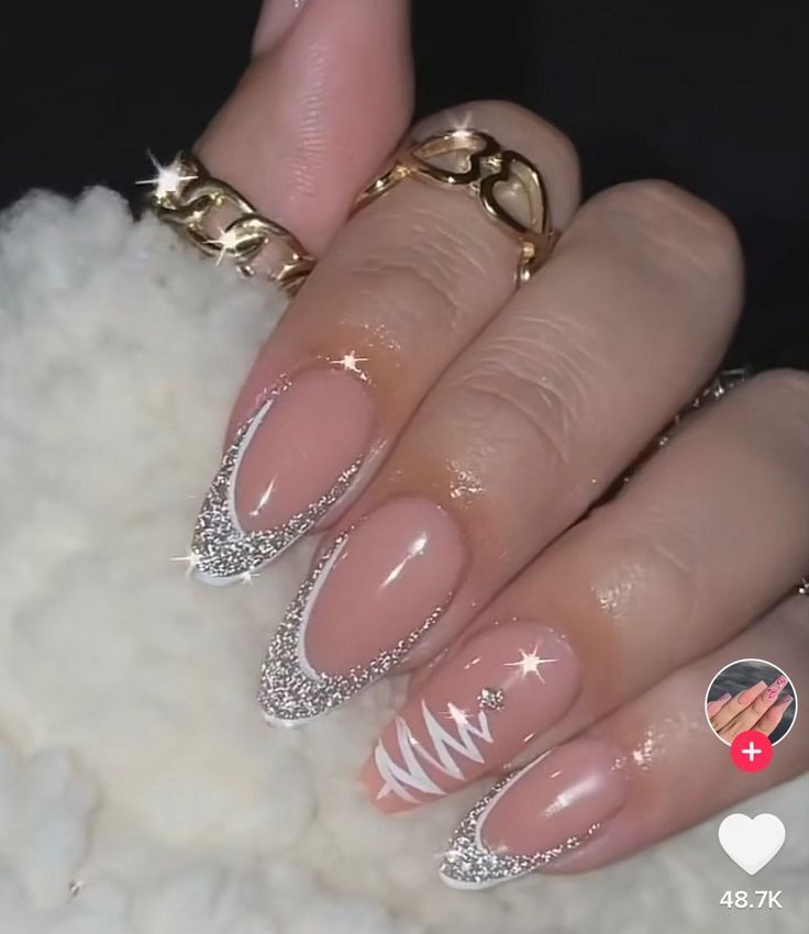 Short Acrylic Nails Almond Winter, Gel X Nail Designs Almond Christmas, Nail Inspo Coffin Short Winter, Almond Nails Designs For Christmas, Almond French Tip Nails Holiday, Almond Nail Ideas Winter, Christmas Nails Acrylic Almond Short Simple, Christmas Nails Inspo 2022, Winter Nail Inspo 2022 Almond