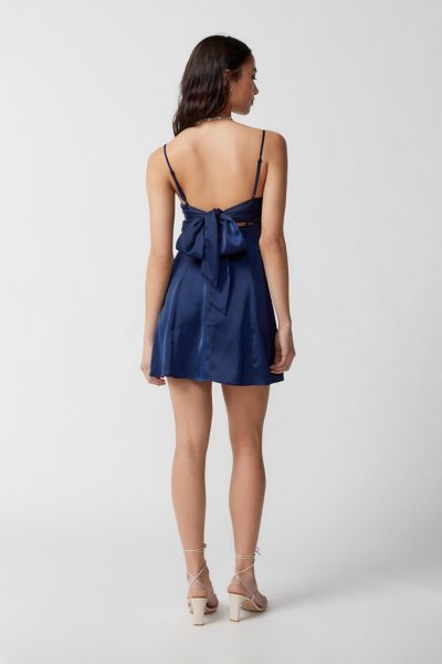 Satin mini dress from UO with an adjustable tie at the back. Cut in a slim-fit with a light dip at the neckline, a seamed empire waist and a mini skirt with a subtle a-line silhouette. UO exclusive. Features UO Bella bow-back satin mini dress Satin slip dress Light satin with sheen Sweetheart neckline with spaghetti straps Fitted bodice with tailored seams Self-tie bow detail at back Empire waist a-line fit Mini length Adjustable spaghetti straps Zip closure UO exclusive Content + Care 97% Polye Hoco Dresses Short Knee Length, Simple Blue Dresses Short, Winter Ball Dresses Mini, Ball Dresses Short Simple, A Line Dress Party Short, Short Formal Dresses For Tall Women, Best Semi Formal Dresses, Senior Prom Dresses Mini, Hoco Dresses Mini Preppy