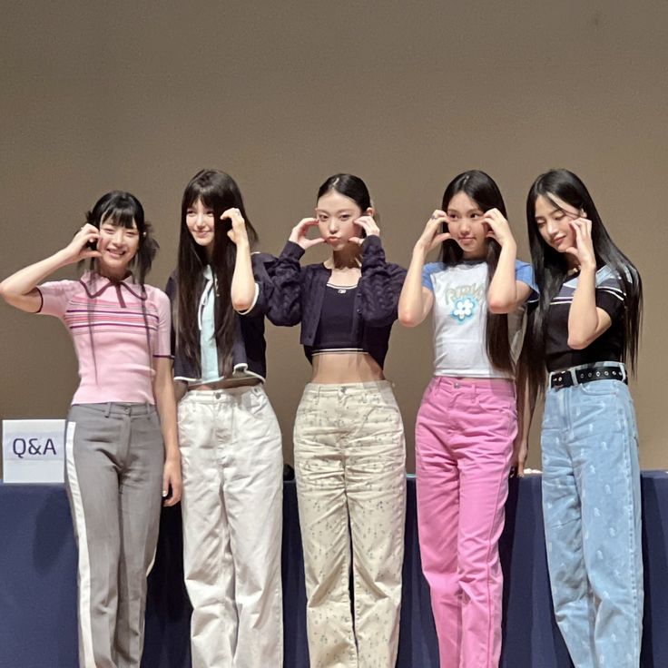 newjeans pics on Twitter: "[220813] Newjeans at Yes24 fansign https://t.co/5ut2KZiwTO" / Twitter Jeans Inspo Outfit, Dark Fairycore Outfits, Straight Jeans Outfit, Airport Fashion Kpop, 70’s Outfit, Meeting Outfit, Txt Matching, Hyein Newjeans, Jean Skirt Outfits