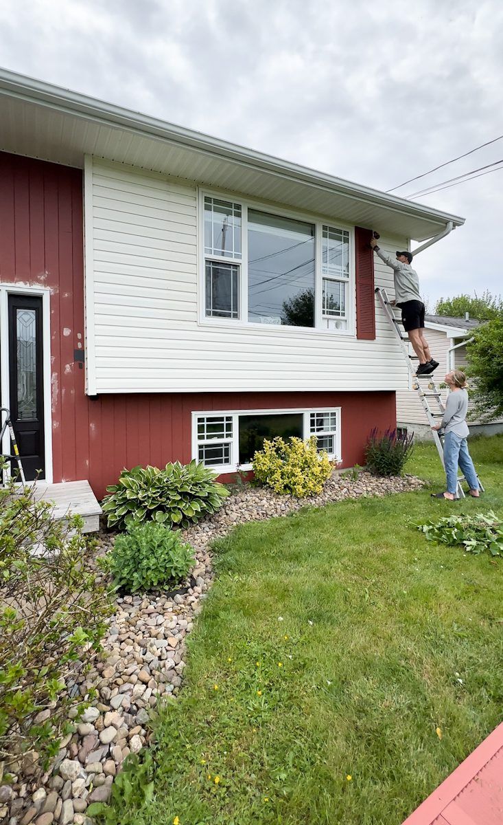 How To Boost Curb Appeal: Split Level Home on a Budget - Megan Dauphinee Living Split Level House Landscaping Ideas, Raised Ranch Remodel Exterior, Split Level House Exterior, Tsp Cleaner, Bi Level Homes, Split Level Remodel, Split Level Home, Split Foyer, Boost Curb Appeal