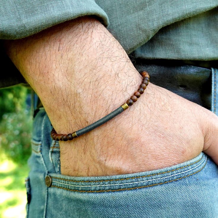 The KOZEN Khaki Green wood Bracelet for men combines natural elegance with a timeless, modern design. Made with genuine wood beads and a handwoven centerpiece in khaki green linen thread, this bracelet offers both refinement and simplicity.  Ideal for men who appreciate a minimalist and authentic style, this bracelet is the perfect choice to add a touch of understated sophistication to your look.  Its adjustable size, thanks to a sliding clasp system, ensures optimal comfort and a perfect fit fo Men Boho, Beaded Bracelet For Men, Linen Thread, Boho Men, Wood Bead Bracelet, Wood Bracelet, Green Wood, Wood Jewelry, Petrol Blue