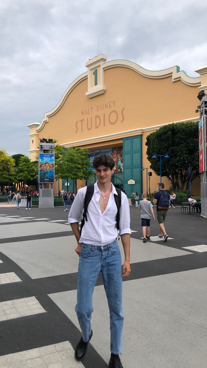 Aesthetic Outfits For Guys, Disneyland Poses, Guys Fashion Casual, Disney Prince, Travel Pose, Disneyland Outfits, Aesthetic Outfits Men, Portrait Photography Men, Classy Outfits Men