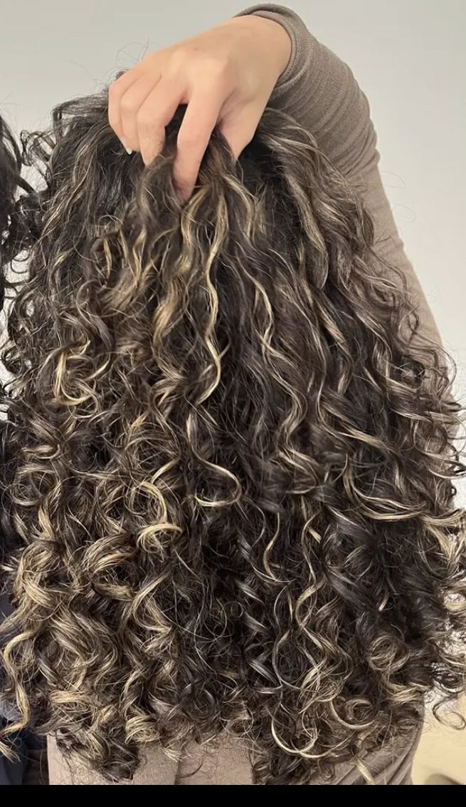 Hair Colours Curly Hair, Highlights For Dark Brown Hair Curly Long Layered, Oreo Hair On Curly Hair, Dyed Highlights Curly Hair, Black With Blonde Highlights Curly Hair, Dark Curly Hair Blonde Highlights, Streaks On Curly Hair, Light Highlights Curly Hair, Highlights On Wavy Curly Hair