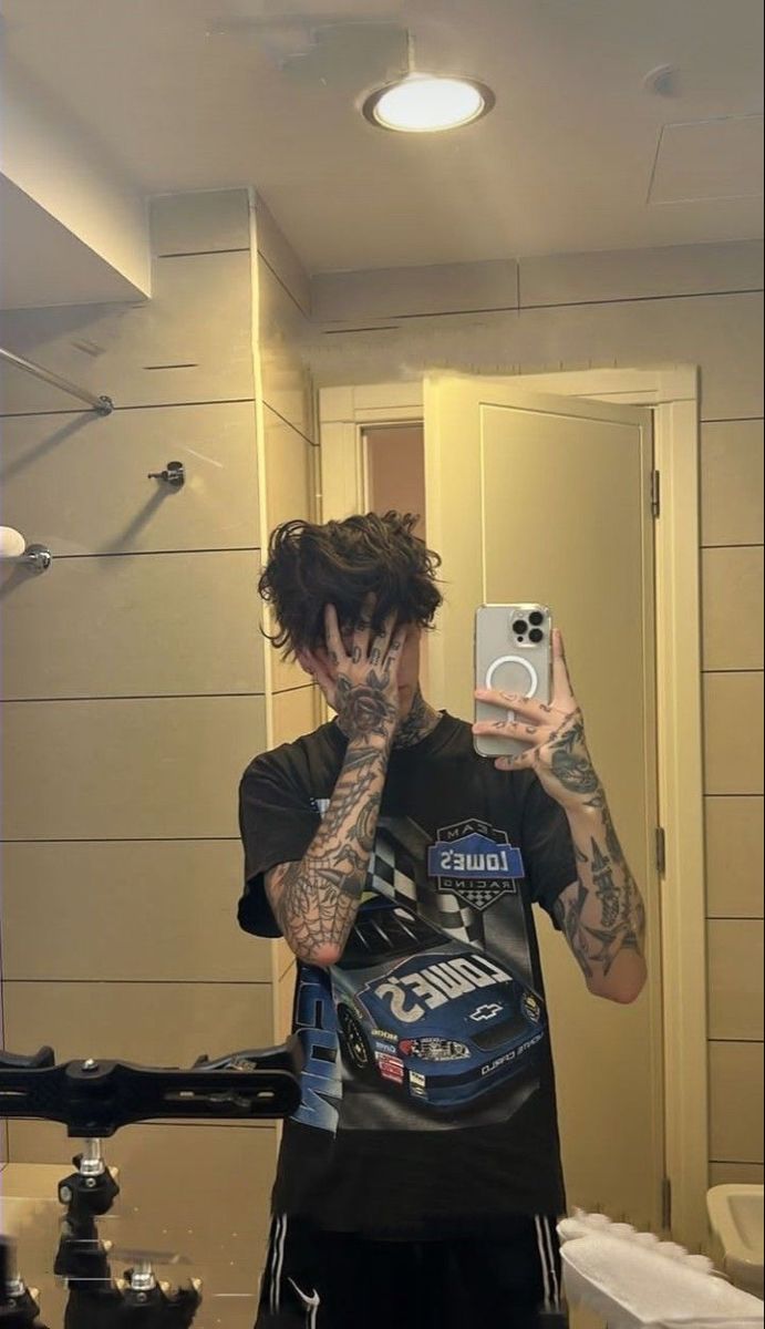 Tattoo Boy Aesthetic, Grunge Guy, Aegan Cash, Welcome To Instagram, Aaron Liebregts, Guys With Black Hair, Punk Boy, Punk 57