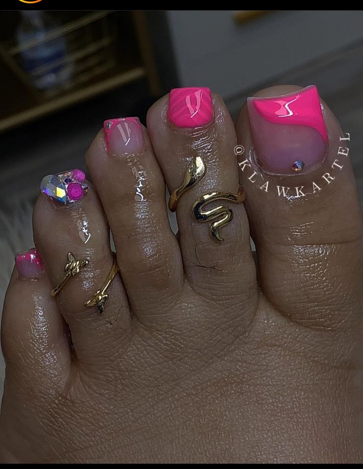 Fingers And Toes Matching Nails, Gem Toenail Designs, Toe Nail Acrylic, Toenail Art Designs Black Women, Toe Nails Ideas Black Women, Nail And Toes Matching Ideas Summer, Pink Toe Nails Black Women, 2000s Toe Nail Designs, Gel Toes