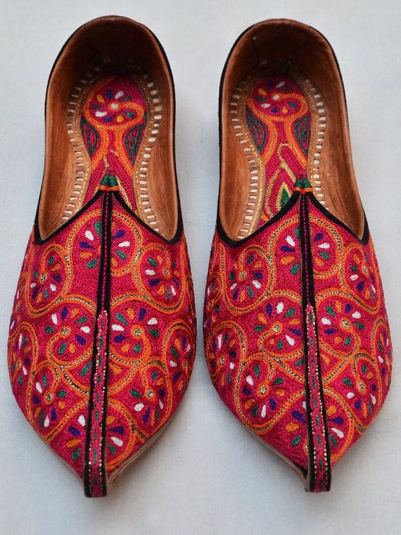 FulkariJuti Punjabi Stylo Shoes, Indian Shoes, Embroidery Shoes, Indian Men Fashion, Groom Shoes, Embroidered Shoes, Gorgeous Shoes, Handmade Shoes, Shoe Style