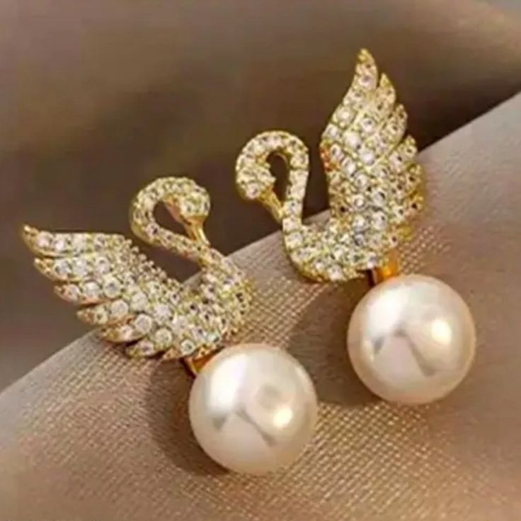 Beautiful Crystal Gold Plated Swan Earrings With A Drop Pearl. Very Reminiscent Of The Swarovski Swan. Not Marked. Pierced. Nwot Swan Earrings, Gold Swan, Swarovski Swan, Makeup Accesories, Juicy Couture Charms, White Swan, Skull Earrings, Pink Earrings, Vintage Rhinestone