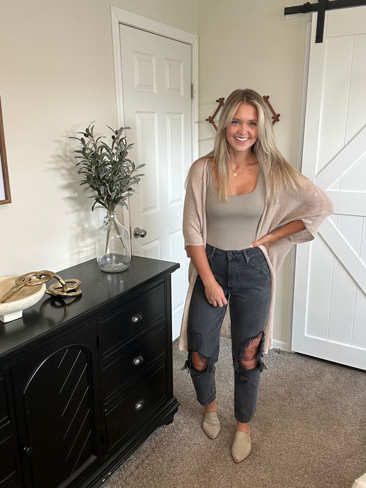 Thick Thigh Work Outfits, Summer Time Work Outfits, Casual Admin Outfits, Outdoor Comedy Show Outfit, Cute Simple Mom Outfits, Fall Outfits For Hairstylist, Banquet Outfit Ideas Casual, Casual Work Outfits Midsize Women, Midsize Style Casual