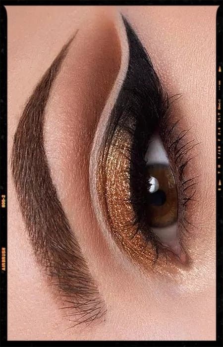 Gold Eyeshadow - Makeup Idea Dramatic Black And Gold Eye Makeup, Black And Golden Makeup, Dark Gold Makeup, Black And Gold Eyeshadow Looks, Black And Gold Aesthetic Fashion, Black Angel Makeup Halloween, Black And Golden Eye Makeup, Gold And Black Makeup Looks, Black And Gold Photoshoot