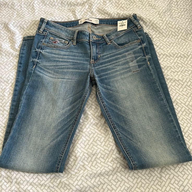 Hollister 5r (27x33) Low Rise, Medium Wash Straight Leg Jeans Equivalent Of Size 4 In Women's Clothing Approximately 7.5 Inch Rise, 31 Inch Inseam, 14.5 Inch Waist 99% Cotton, 1% Elastane New With Tags! Low Rise Jeans Boot Cut, Hollister Jeans Outfits, Low Rise Jeans 2000s, 2000s Low Rise Jeans, 00s Jeans, Holister Jeans, 2000s Hollister, Low Rise Straight Leg Jeans, Hollister Clothes