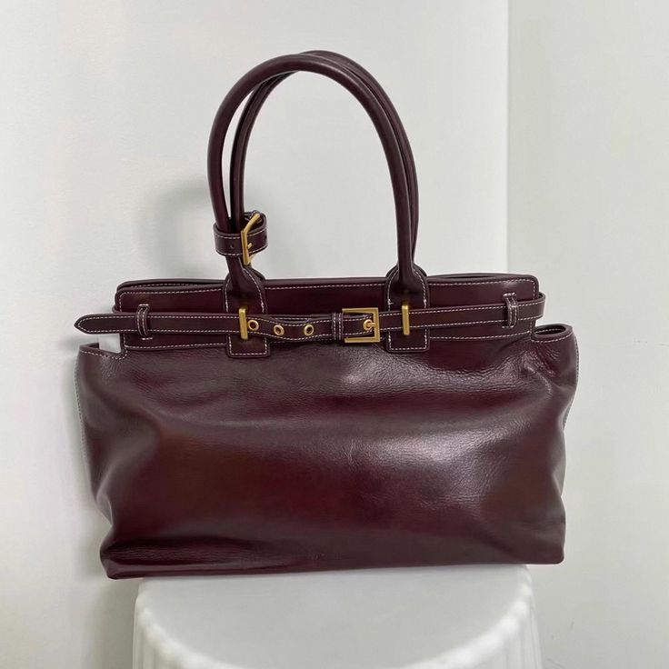 Material: Cow Bonded Leather Fabric Lining Fix Top Handle Size: 36*14*25cm (14*6*10") Can hold a 14-inch laptop Vintage Bags Outfit, My Bag Aesthetic, Vintage Bag Outfit, Cool Purses, Seattle Outfits, Charity Shopping, Big Leather Bag, Uni Bag, Vintage Designer Bags