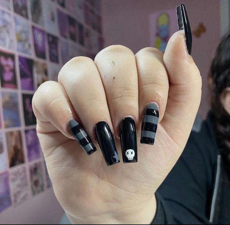 Emo Nails Acrylic Coffin Long, Alt Nails Acrylics Short, Nail Ideas Y2k Medium, Goth Square Nails, White And Black Short Nails, Nail Ideas Emo, All Black Nails Acrylic, Emo Nails Short, Nail Designs Emo