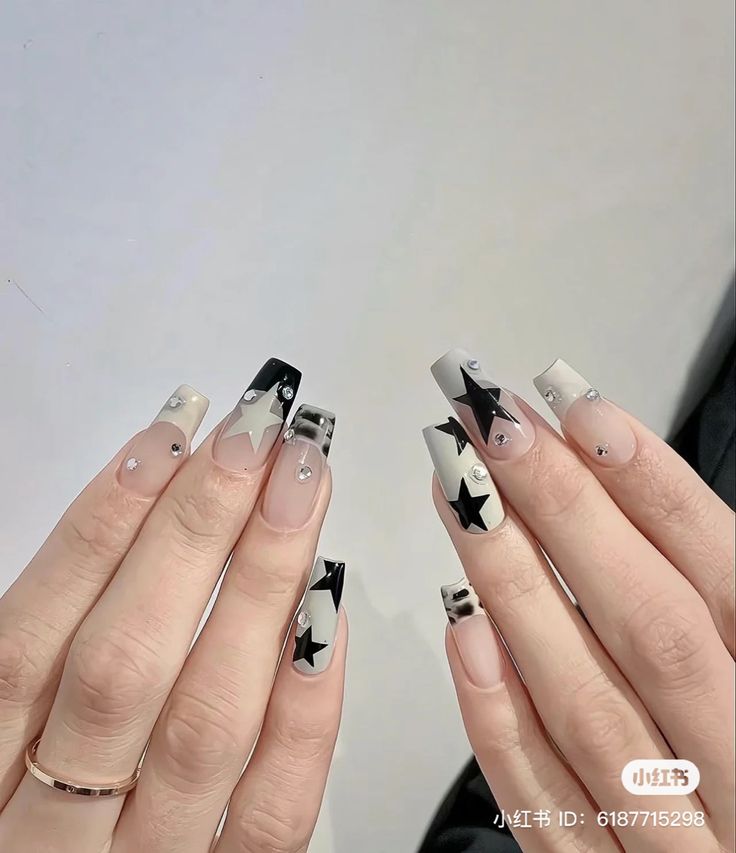 Star Nails Korean, Fake Nails Designs Aesthetic, Cool Nail Inspo Coffin, Y2k Nails Square, Nail Design Y2k, 2000s Inspired Nails, Stray Kids Inspired Nails, Grunge Nail Inspo, Kpop Idol Nails