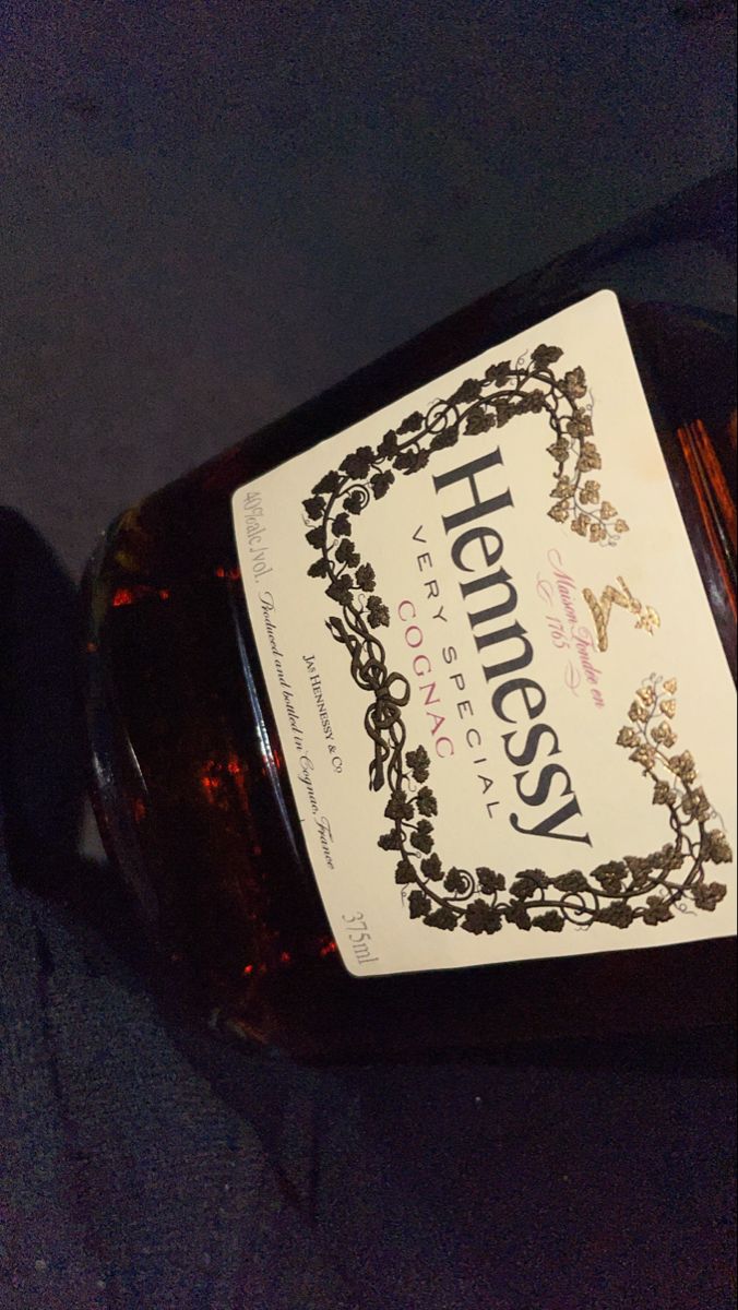 Hennessy Bottle Aesthetic, Henesy Drink Snap, Henny Bottle, Honey Packets, Hennessy Drinks, Hennessy Very Special Cognac, Hennessy Bottle, Pretty Alcoholic Drinks, Bottle Drawing