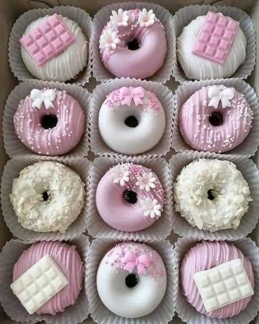 Donut Decorating Ideas, Fancy Donuts, Patisserie Fine, Cake Pop Decorating, Idee Babyshower, Donut Decorations, Mini Doughnuts, Chocolate Covered Treats, Cute Donuts