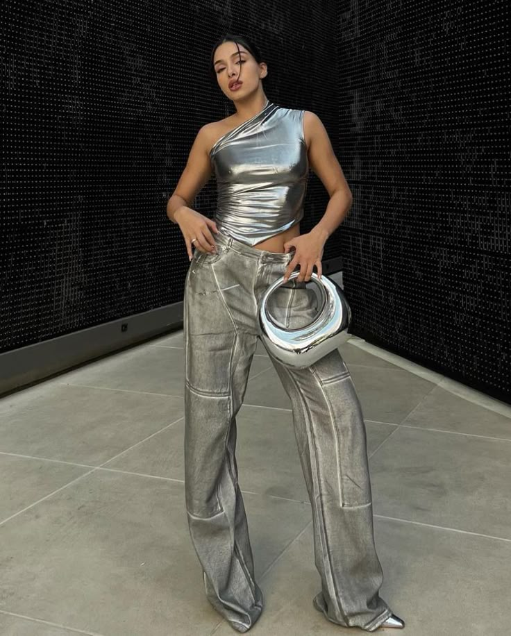 Techno Chic Outfit, Silver Metallic Outfits, Party Style Outfit Night, Metallic Top Outfit Silver, Metallic Outfit Ideas Party, All Silver Outfit, Techno Concert Outfit, Silver Bag Outfit Metallic, Silver Top Outfit Metallic