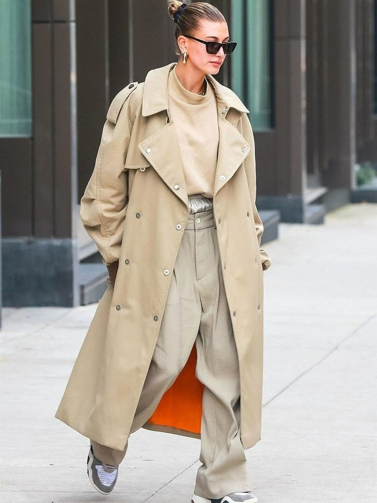 Hailey Baldwin Buttoned Long Trench Coat Oversized Trench Coat Outfits, Long Trench Coat Outfit, Beige Trench Coat Outfit, Trench Coat Outfit Winter, Trench Coat Street Style, Trench Outfit, Winter Coat Outfits, Hailey Baldwin Style, Oversized Trench Coat