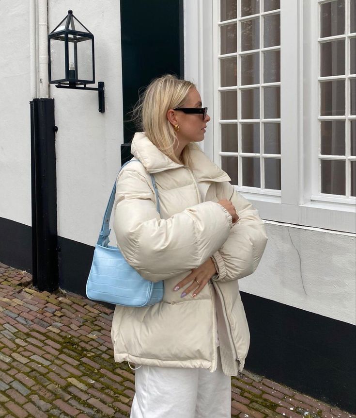 White Puffer Coat Outfit, Cream Puffer Jacket Outfit, Bubble Jacket Outfit, Cream Winter Jacket, Puffer Jacket Aesthetic, White Puffer Jacket Outfit, Puffer Coat Outfit, White Puffer Coat, Cream Puffer Jacket