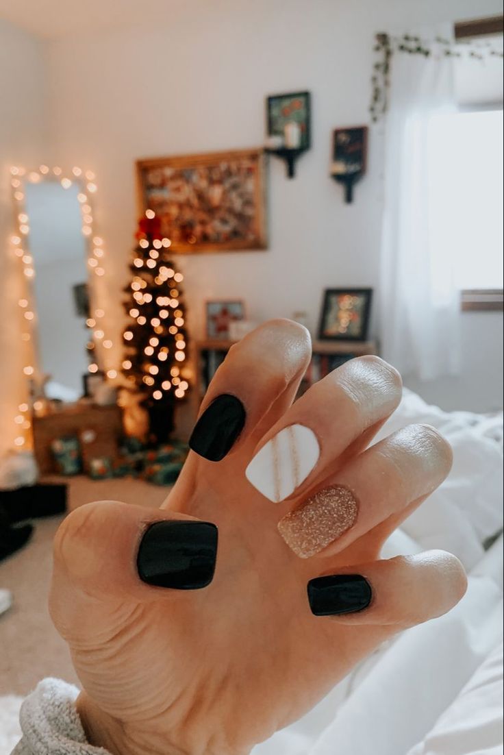 Black Gold White Christmas, Aesthetic Nails Christmas, Nail Ideas For New Years, Nails Christmas Simple, Christmas Nails Aesthetic, Christmas Nails Short, Simple Christmas Nails, White Christmas Nails, Western Nails