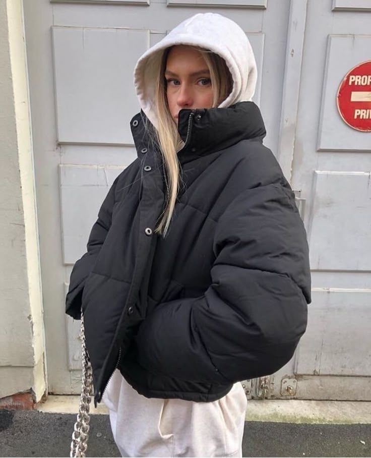 Stile Hijab, Tennis Shoes Outfit, School Looks, Outfit Look, Black Puffer, Mode Inspo, 가을 패션, Looks Style, Outfits Casuales