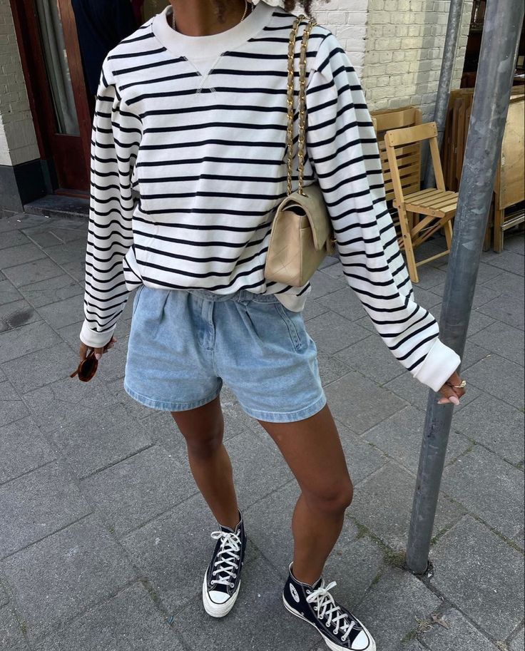 Denim Shorts Outfit 2023, Stripe Shorts Outfit, Shorts And Sweater Outfit, Striped Tee Outfit, Striped Tshirt Outfits, Barcelona Fits, Stripe Tee Outfit, Denim Shorts Outfits, Shorts And Sweater