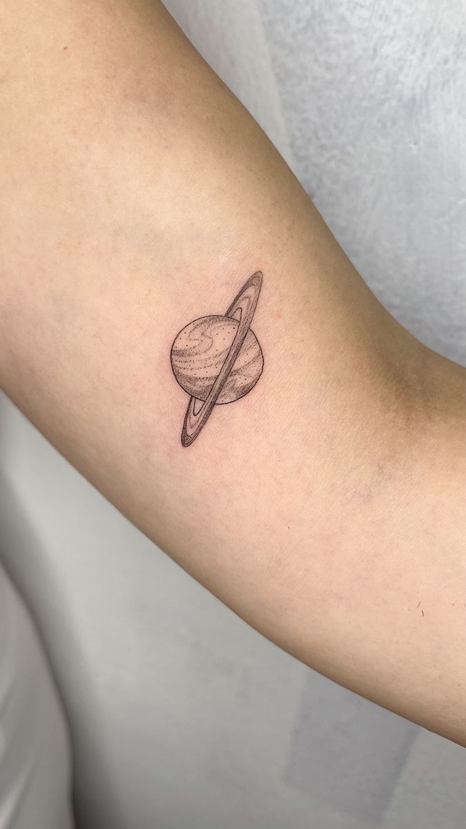 Saturno tattoo 9 Tattoo, Planet Tattoo, Saturn Tattoo, Planet Tattoos, Modern Tattoos, Discreet Tattoos, Subtle Tattoos, Dainty Tattoos, Simplistic Tattoos