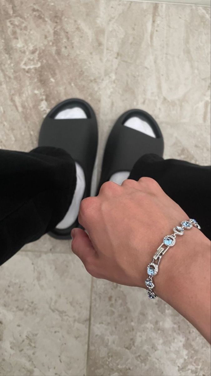 Slides Outfit Men, Boy Snap, Slides Outfit, Shoes Wallpaper, Yeezy Slides, Clean Lifestyle, Airport Look, Black Men Hairstyles, Dope Outfits For Guys