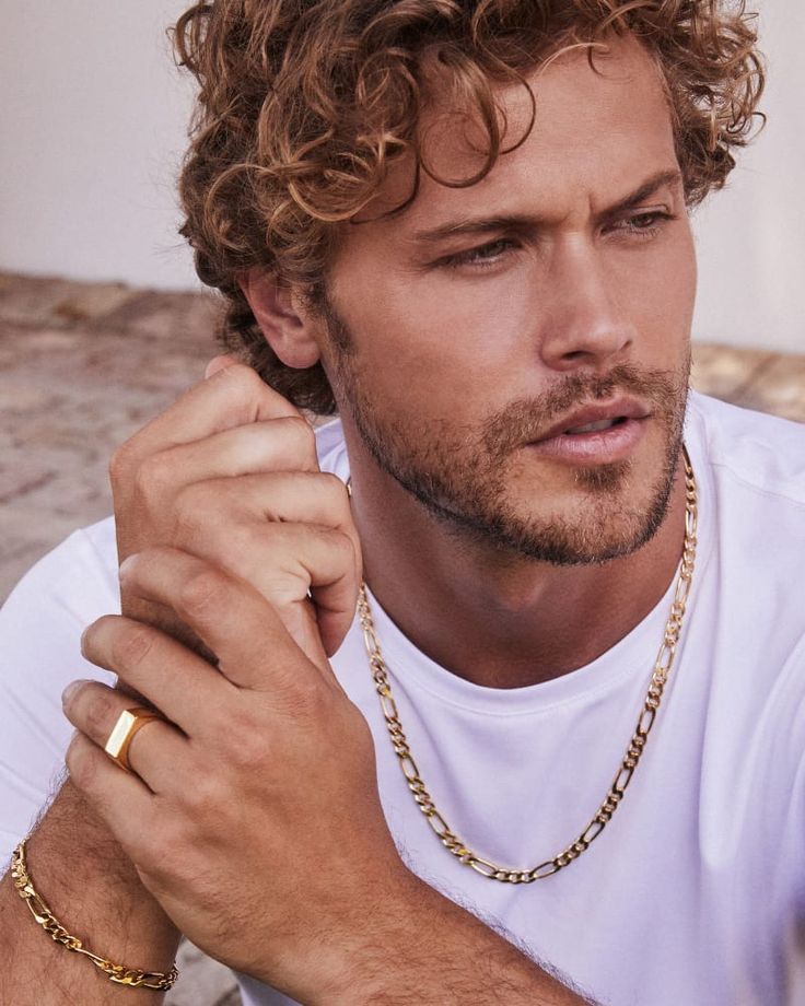 Upgrade your day-to-day with the Figaro Chain Bracelet in 18k Gold Vermeil. A low-maintenance choice crafted with hard-wearing Gold Vermeil, this flat-link chain is a timeless addition to your long-term collection. David Yurman Mens Bracelet, Men Gold Chain Outfit, Minimalist Mens Jewelry, Jewelry Men Gold, Surf Jewelry Men, Mens Jewelry Photography, Men’s Bracelets In Gold, Necklace Men’s, Men’s Gold Chain