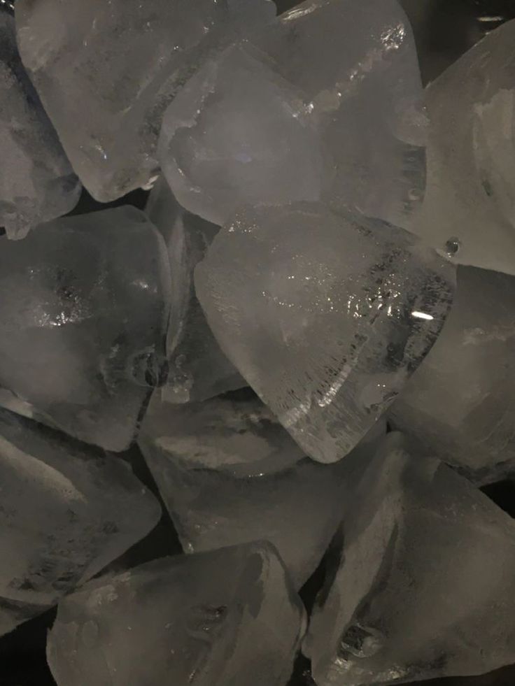 many ice cubes are piled together on top of each other