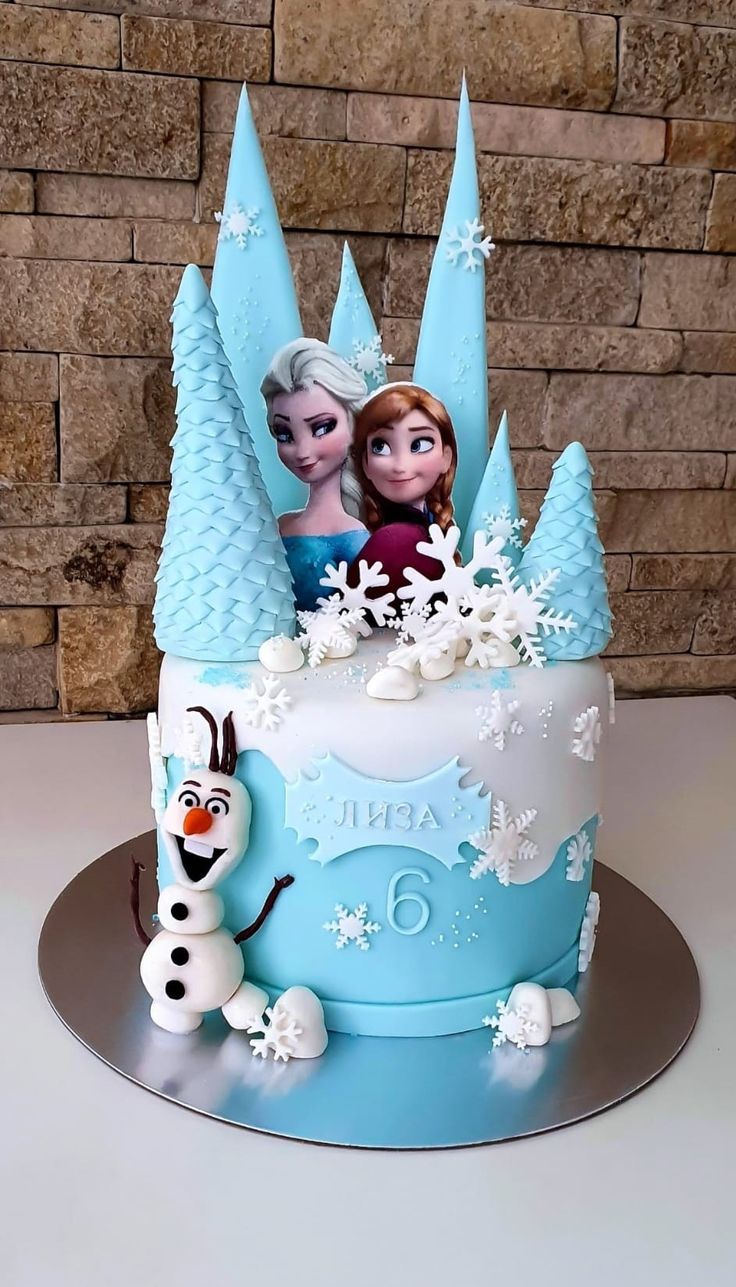 Elsa Torte mit Wald Elementen aus Fondant, mit einem Fondantdruck von Elsa und Anna, Schneeflocken und Olaf aus Fondant Elsa Anna Birthday Cake, Elsa And Anna Cakes, Birthday Cake Elsa Frozen, Anna Cake Frozen, Elsa Birthday Cake Frozen, Tort Frozen, Elsa Cake Design, Elsa Theme Cake, Elsa Pasta