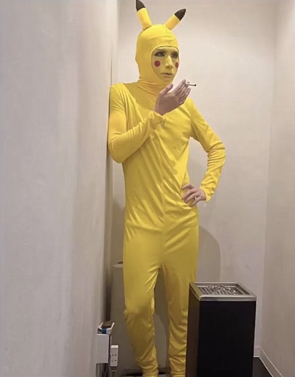 Meme Outfit Party, Men Diy Halloween Costumes, Cursed Costumes, Cursed Cosplay, Smurf Costume, Pajama Party Outfit, Iconic Halloween Costumes, Funny Costume, Funny Cosplay