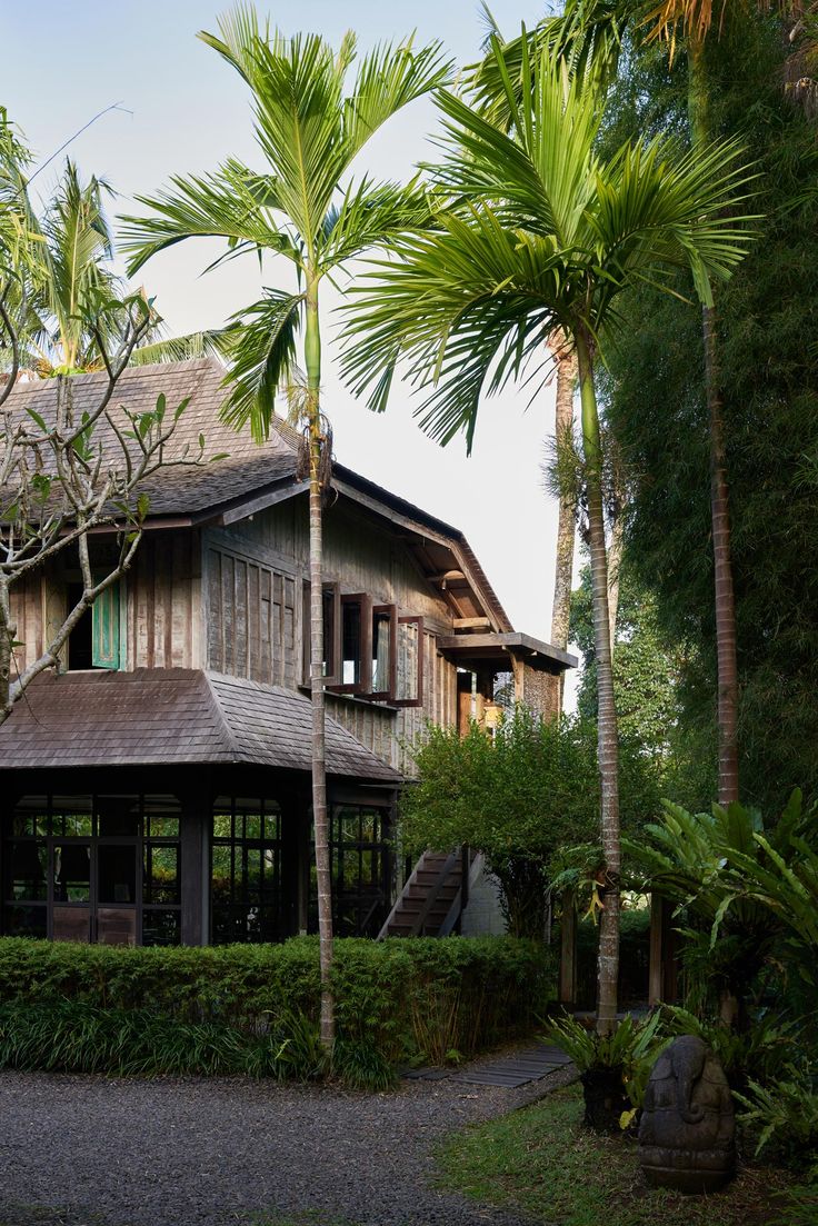 Entrance to Sebun Kedis vernacular loft designed by Studio Jencquel Indonesian House Design, Joglo House Design, Indonesian Architecture, Joglo House, Indonesian House, Traditional Home Design, Bali House, Planting Design, Tropical Architecture