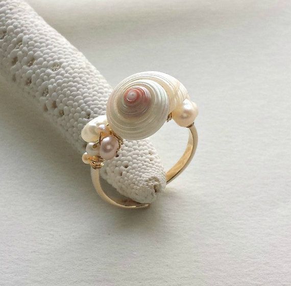 Adjustable Shell Ring Beach Shell Wire Ring by BellaAnelaJewelry Seashell Ring, Ring Wire, Seashell Jewelry, Wire Ring, Shell Ring, Dope Jewelry, Etsy Gold Ring, Seashell Crafts, Funky Jewelry