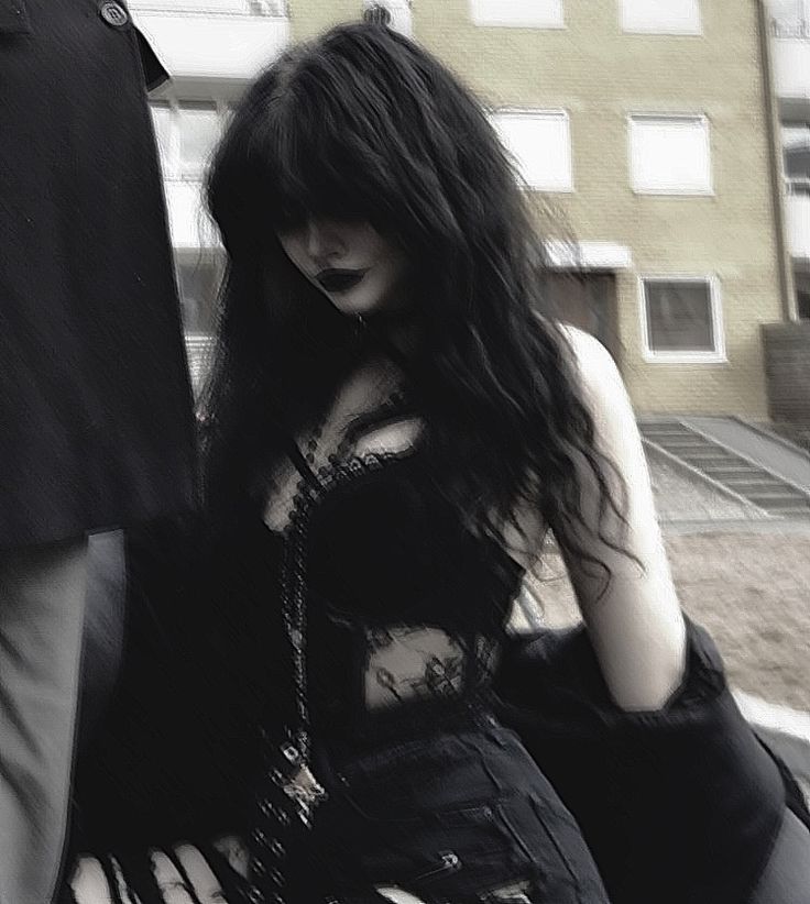 Goth Oc Art Girl, Goth Aesthetic Women, Goth Photo Editing, Alt People Aesthetic, Pretty Goth Aesthetic, Goth Aesthetic Photos, Goth Pfps Aesthetic, Gothic Woman Aesthetic, Edgy Girl Aesthetic Dark