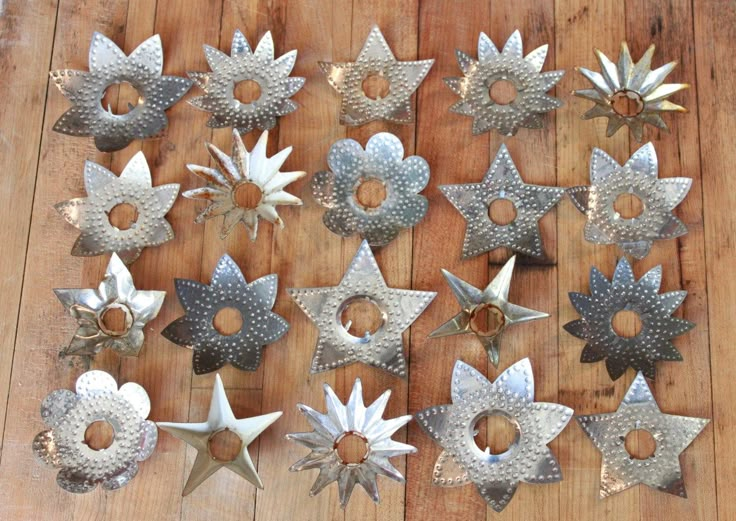 many metal stars are arranged on a wooden surface