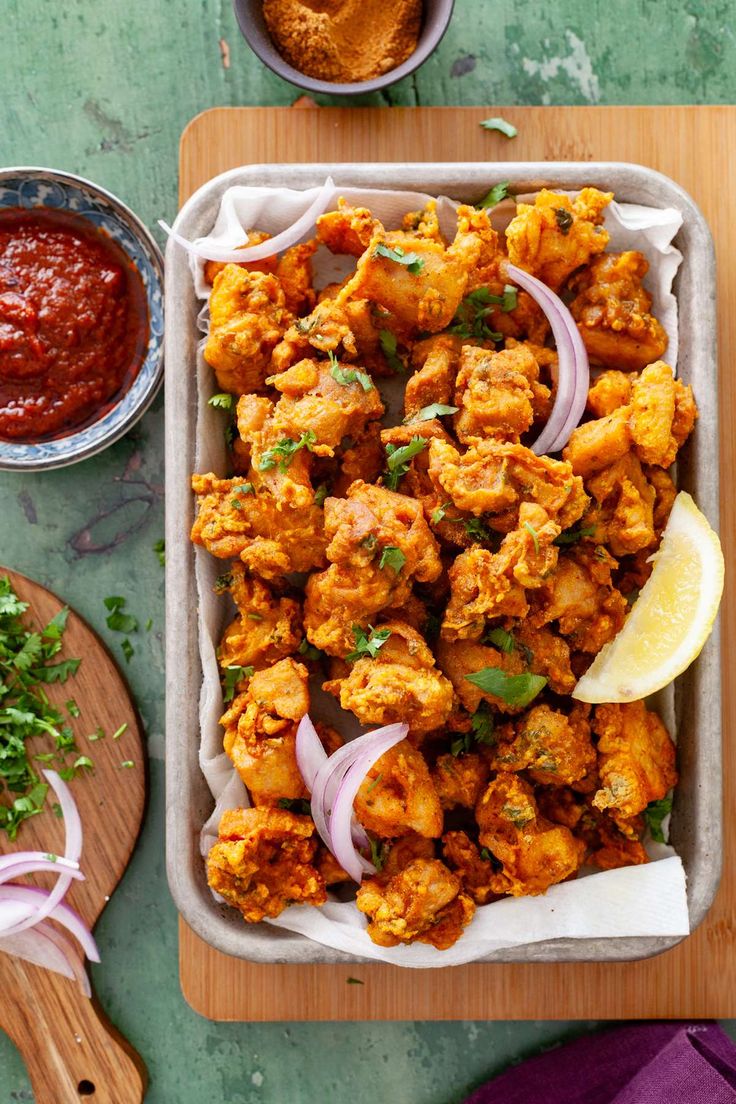 Chicken pakora served in a tray with tomato chutney, onion and lemon wedge. Pakora Air Fryer, Gluten Free Indian Food, Indian Goat, Fried Chicken Bites, Spicy Chicken Bites, Chicken Deep Fried, Chicken Pakora Recipe, Goat Curry, Deep Fried Chicken