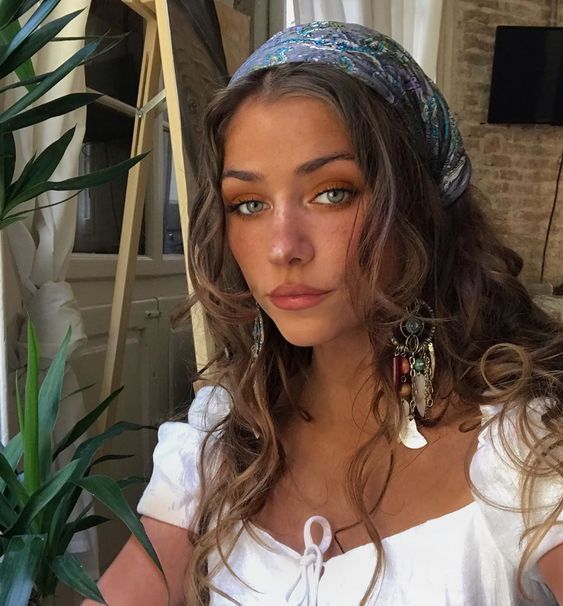 Matte Make Up, Natural Face Cleanser, Hair Scarf Styles, Cindy Kimberly, Bandana Hairstyles, Grunge Hair, Aesthetic Hair, 70s Fashion, Scarf Hairstyles