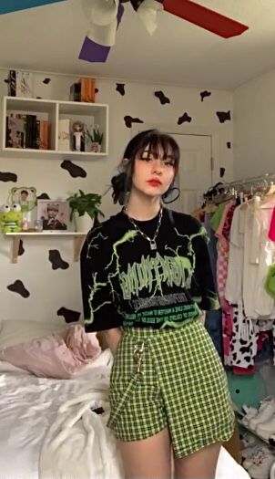 Edgy Outfits Colorful, Bright Grunge Outfits, Grunge Concert Outfit Summer, Colorful Emo Outfits, Colorful Alternative Outfits, Green Egirl Outfits, Green Emo Outfits, Green Alt Outfits, Green Gothic Aesthetic Outfit