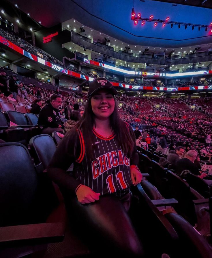 Raptors Game Outfit Women, Bulls Game Outfit Women, Chicago Bulls Outfit, Liz Tomforde, Women In Sports, Sports Outfits, Game Outfit, Nba Sports, Sports Aesthetic