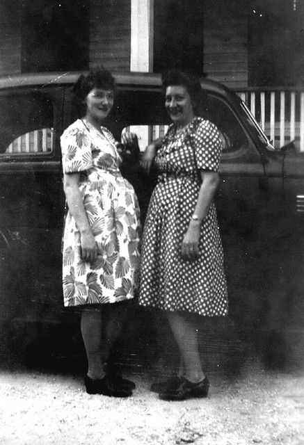 Vintage Maternity Clothes, Vintage Lesbian, Vintage Maternity, Pregnancy Pictures, Vintage Couples, 1940s Fashion, Maternity Pictures, Vintage Photographs, Maternity Wear