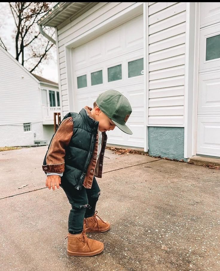 Neutral Mens Outfits Family Photos, Toddler School Outfits Boy, Boy Toddler Winter Outfits, Baby Boy Autumn Outfits, Fall Outfits Baby Boy, Toddler Autumn Outfits Boy, Toddler Boy Autumn Outfits, Baby Boy Fall Outfits 6 Months, Toddler Boy Photoshoot Outfits