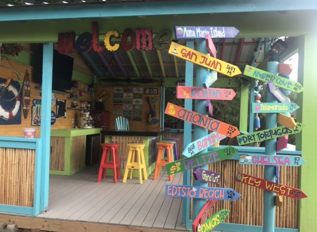 the outside of a restaurant with colorful signs on it